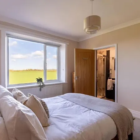 Spacious 4-bed District Getaway For Groups Mealsgate