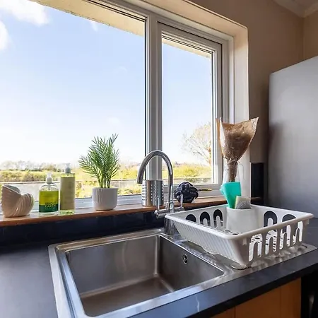 Spacious 4-bed District Getaway For Groups Mealsgate