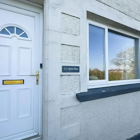 Spacious 4-bed District Getaway For Groups *