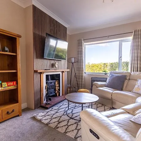 Spacious 4-bed District Getaway For Groups