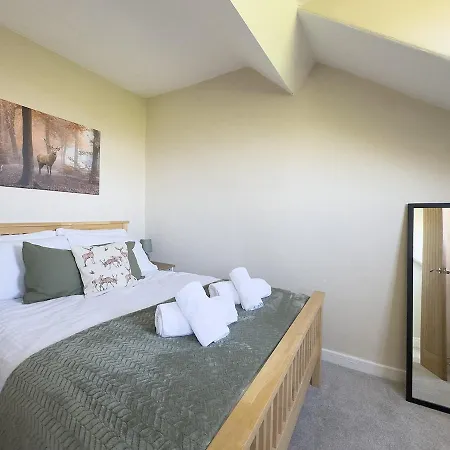 Spacious 4-bed District Getaway For Groups Tatil Evi Mealsgate