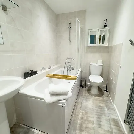 Spacious 4-bed District Getaway For Groups Mealsgate