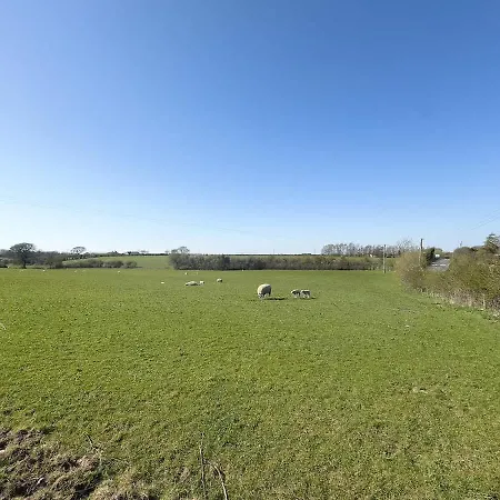 Spacious 4-bed District Getaway For Groups *