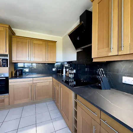 Spacious 4-bed District Getaway For Groups