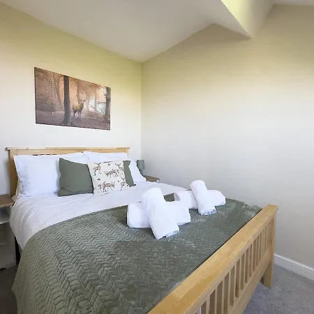 Spacious 4-bed District Getaway For Groups Tatil Evi